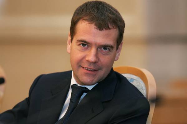 Медведев рассказал, как работал диджеем на школьных дискотеках