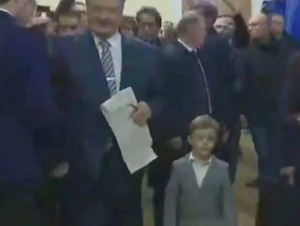 Внук Порошенко оскандалился на избирательном участке