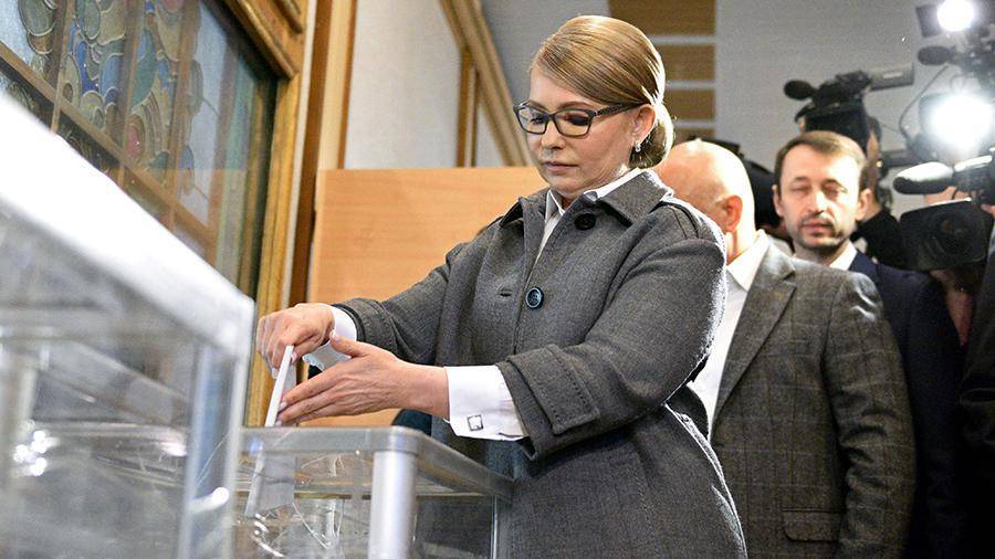 Тимошенко проголосовала сама и привела на участок мужа