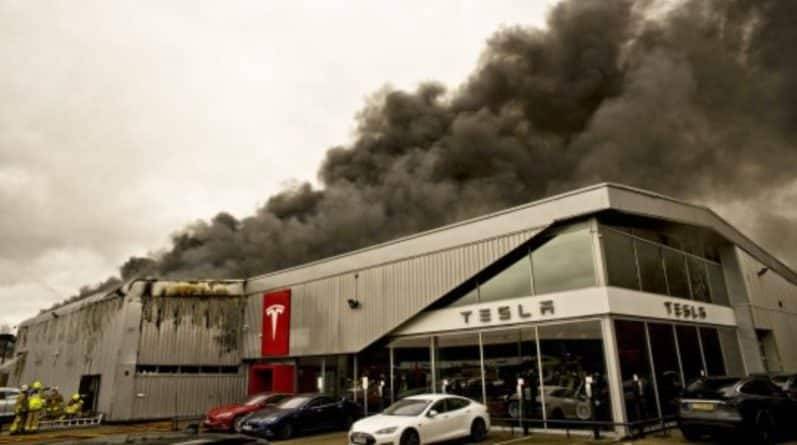 Пожар в британском автосалоне Тесла (видео)
