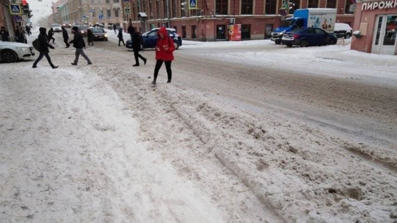 Коммунальщики обещали расчистить Петербург от снега к утру среды