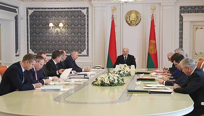 Лукашенко требует преференций у РФ и хвалится «добрыми отношениями» с хунтой