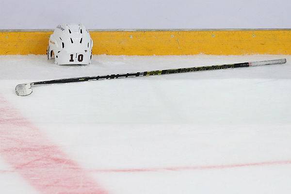 Канадскому хоккеисту вернули клюшку, отнятую у него на Универсиаде