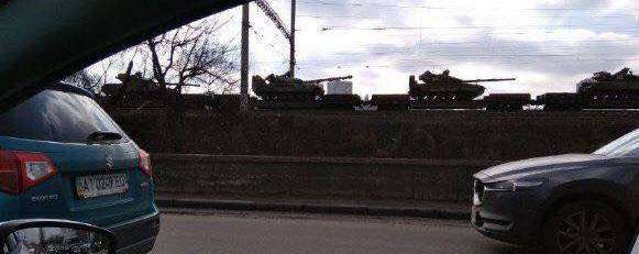 Из Киева на Донбасс движется эшелон с танками