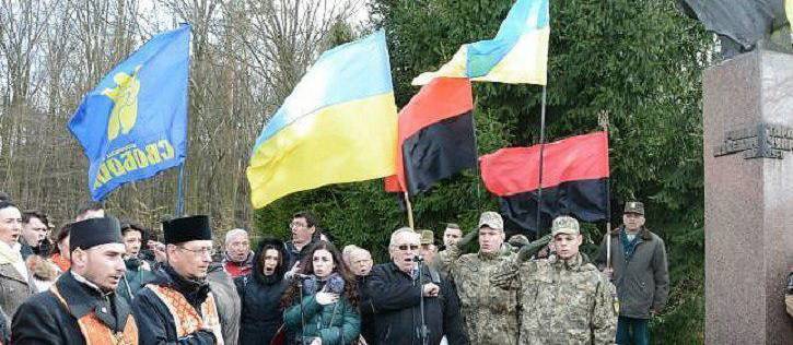 Львовские националисты поклонились фашистскому идолу