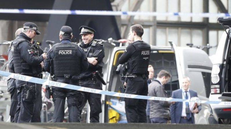 Три конверта с самодельными бомбами были обнаружены в лондонских аэропортах и на станции Ватерлоо