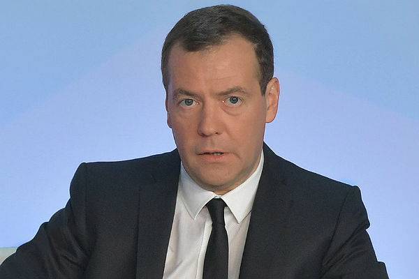 Медведев посоветовал американскому дипломату почитать учебник