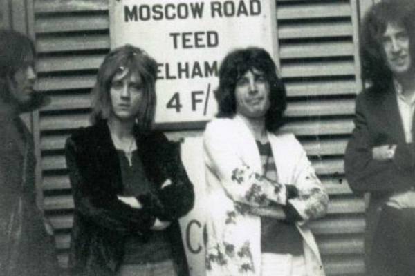 Умер Майк Гроуз, первый басист группы Queen