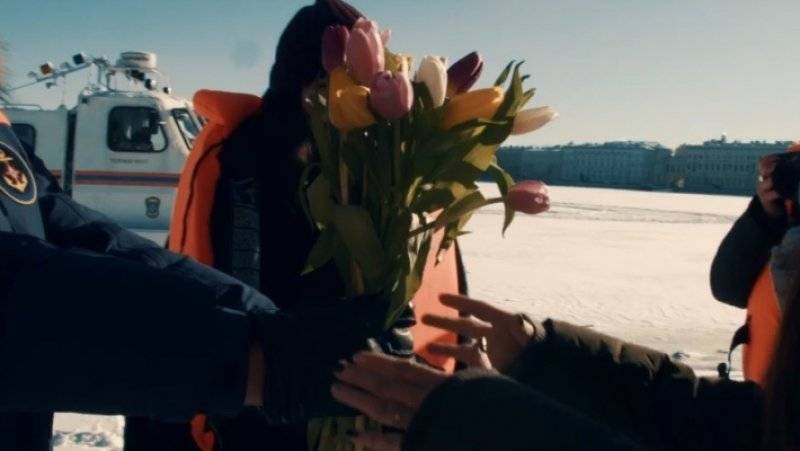 Спасатели подарили цветы переходившим замерзшую Неву петербурженкам