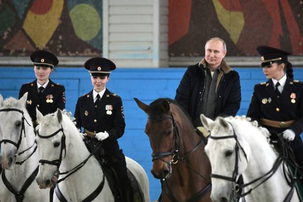 Путин прокатился на коне и пожелал женщинам-полицейским поклонников