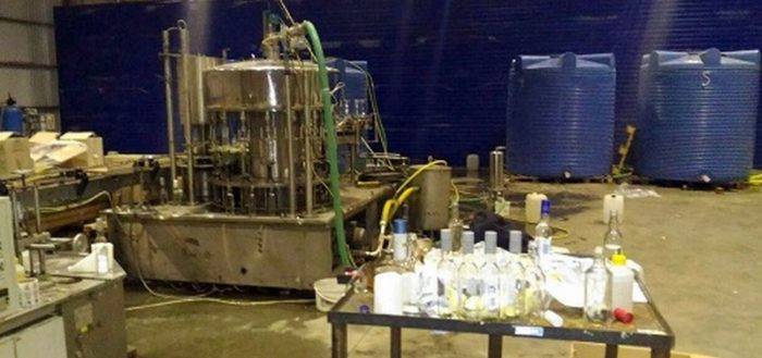 В Омске 18 узбекистанцев наладили производство паленой водки | Вести.UZ