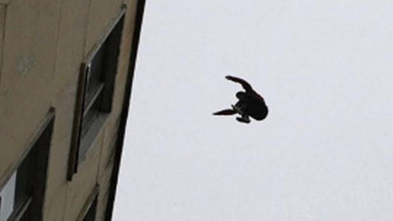 Янгиюльский школьник спрыгнул с крыши после угроз завуча | Вести.UZ