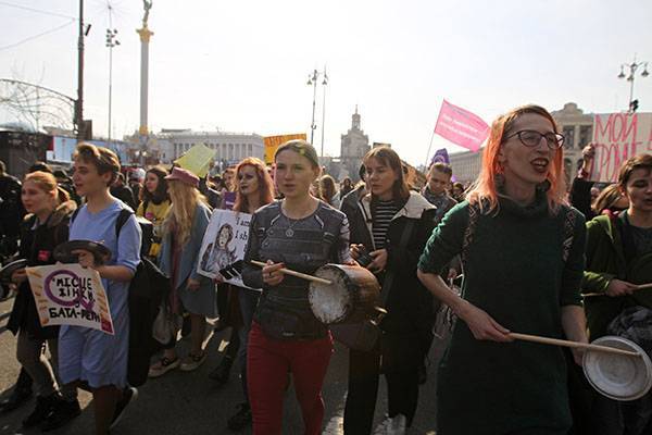 На марше в Киеве правые радикалы пытались устроить потасовку с феминистками