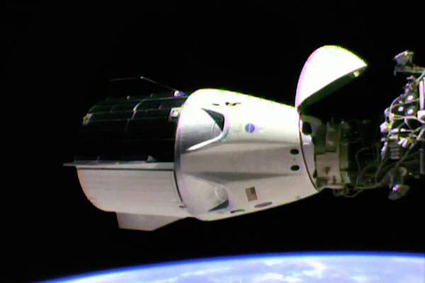 Корабль Crew Dragon успешно отстыковался от МКС после пятидневного полета