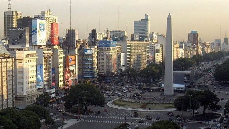 Сотни аргентинских женщин перекрыли движение на главной трассе Буэнос-Айреса