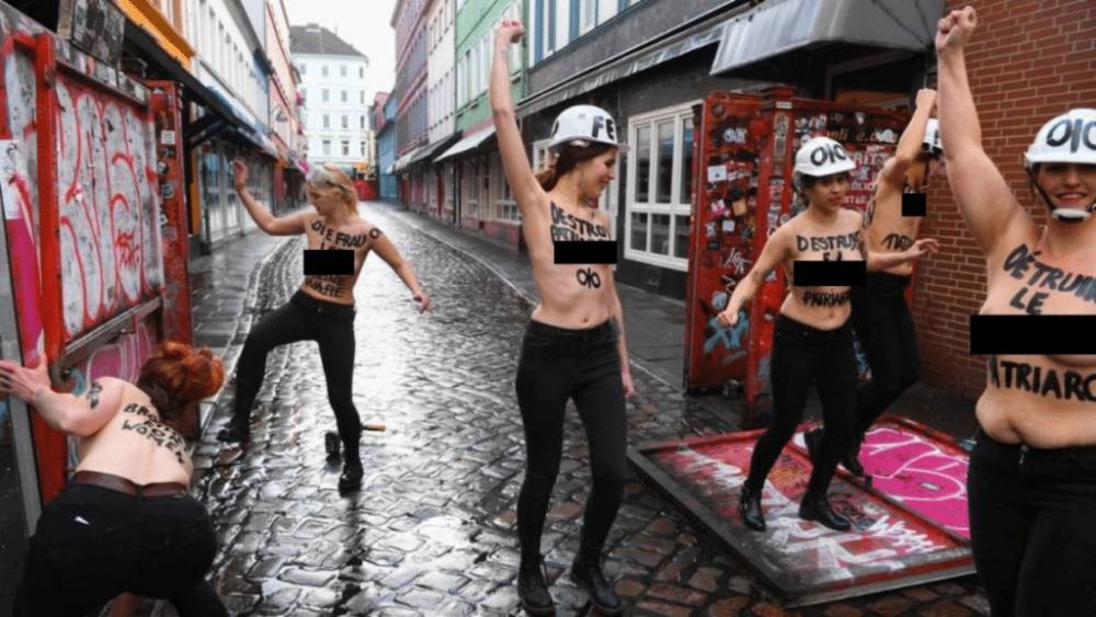 Против патриархата: обнаженные активистки Femen снесли преграду в Гамбурге
