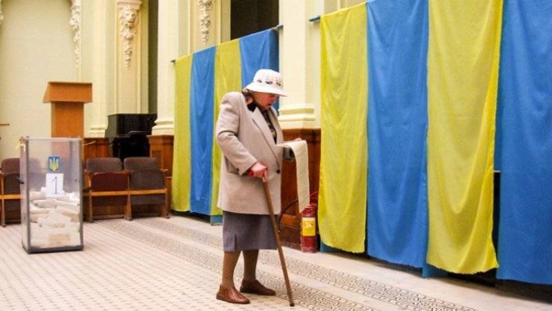 Явка на выборах президента Украины превысила 63 процента, сообщает украинский ЦИК