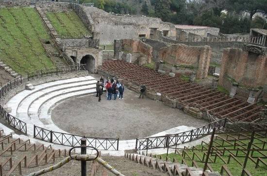 Туристы чуть не разрушили Помпеи