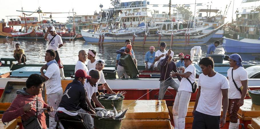 Обострение в ЮКМ: десятки китайских рыбацких судов появились около филиппинского острова