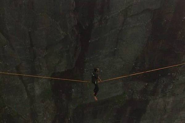 Видео падения канатоходца с высоты в 900 метров появилось в Сети