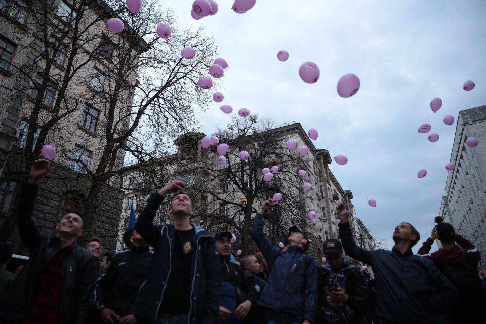 Грізний Нацкорпус демонстрировал Киеву либеральный акционизм и пугал Порошенко розовыми шариками