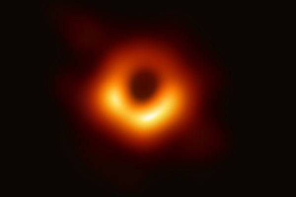 Астрономы показали первое в истории изображение черной дыры