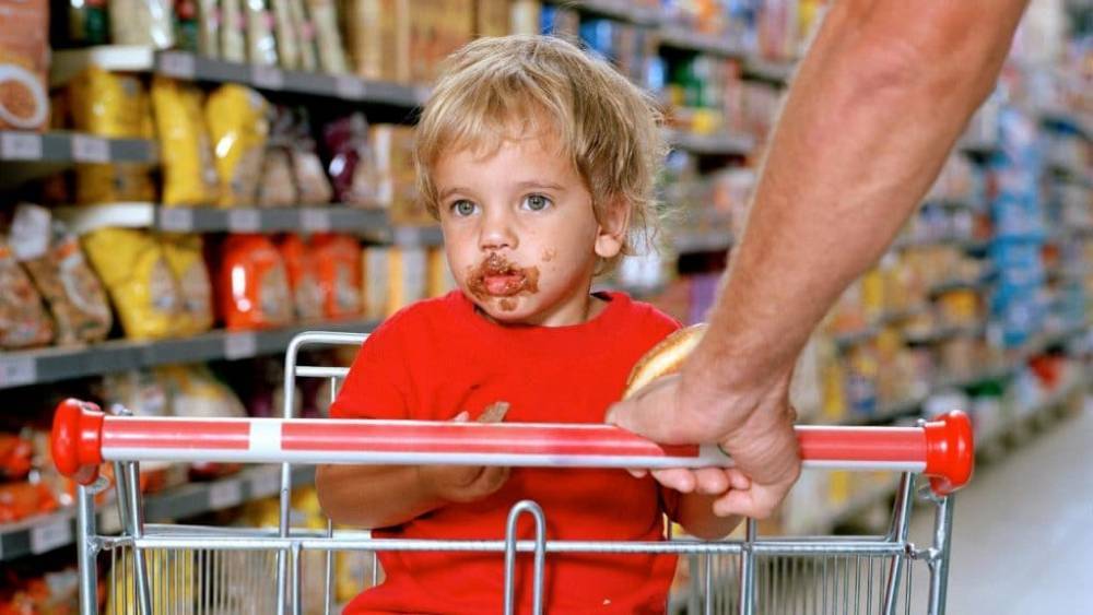 Должны ли родители платить за товары, которые их ребенок незаметно съел в супермаркете?