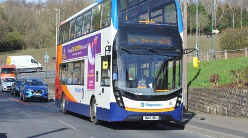 Полиция вынуждена сопровождать автобусы в Большом Манчестере из-за подростков, терроризирующих пассажиров - theuk.one - Великобритания