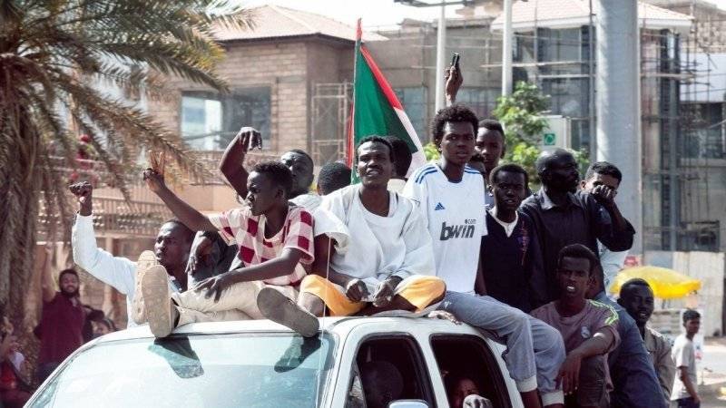 Граждане Судана празднуют смену главы Военного совета