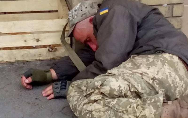Украинский солдат прострелил командиру ногу за издевательства