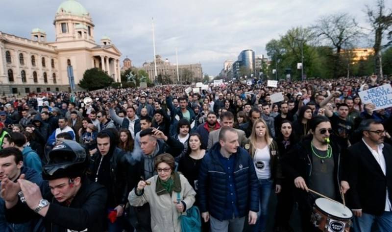 «Решающий митинг» сербской оппозиции завершился массовым горьким запоем