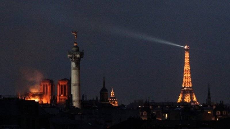 Парижские спасатели не станут использовать вертолеты при тушении огня в Нотр-Даме