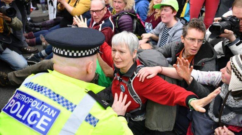 Около 300 протестующих, заблокировавших движение в центре Лондона, были арестованы