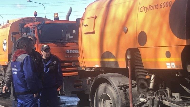 Коммунальщики Петербурга за апрель отмыли 2,5 тысячи фасадов и 8 тысяч дворов