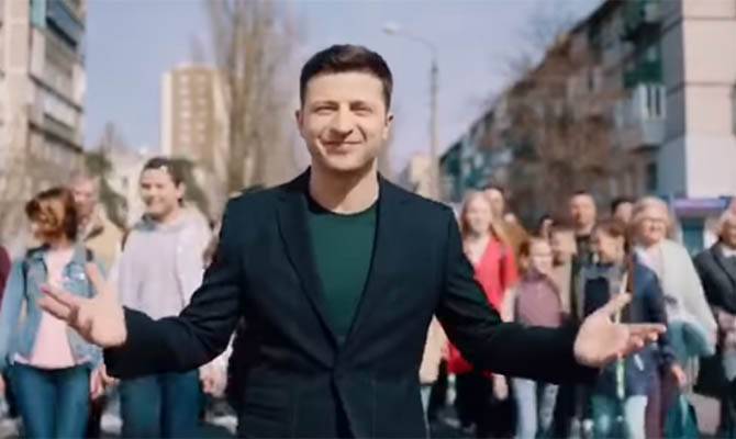 Зеленский начал раздавать бесплатные билеты на свои дебаты с Порошенко