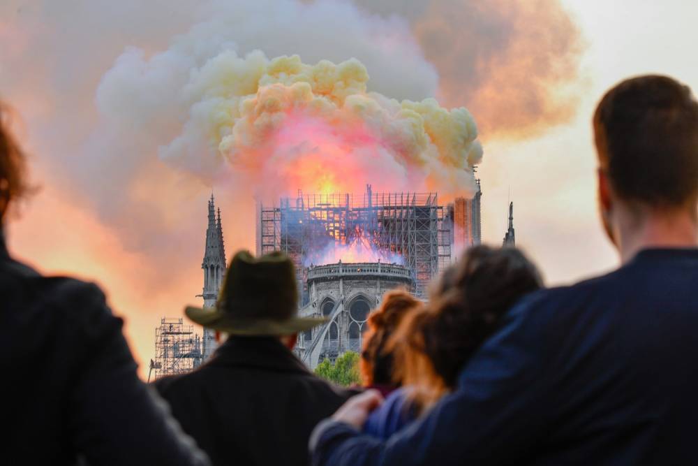 За пожаром в Нотр-Дам могут стоять власти Франции