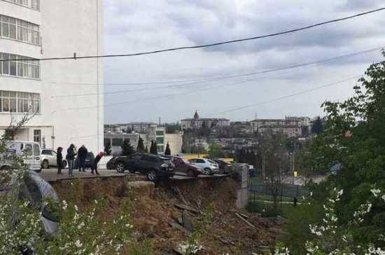 В Севастополе обрушилась парковка с автомобилями