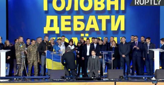 Зеленский и Порошенко встали на колени на дебатах в Киеве