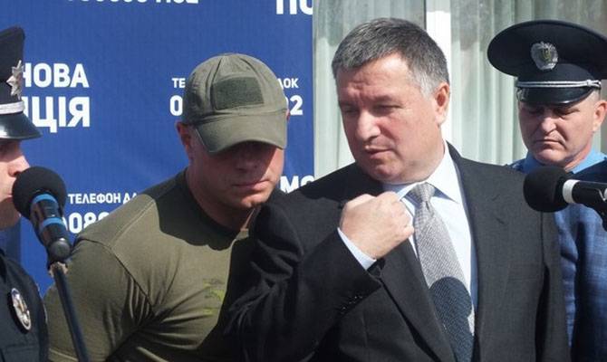 Аваков распорядился снять охрану со всех, кроме Тимошенко и Зеленского