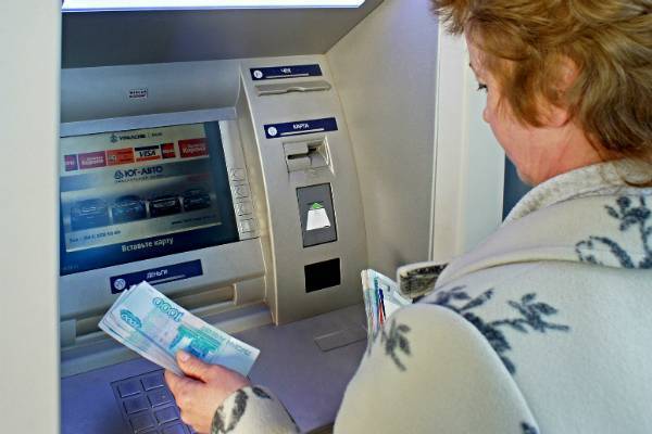 В России предложили отменить комиссию за снятие денег в банкоматах