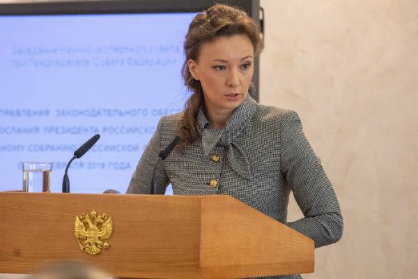 Анна Кузнецова назвала причину появления в России детей-«маугли»