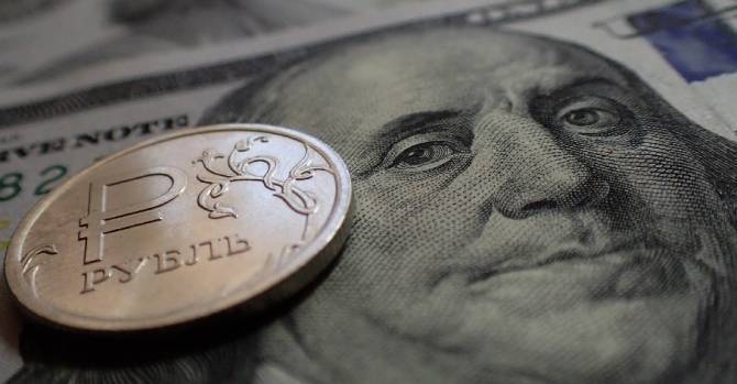 Курс доллара: аналитики рассказали, когда ждать обвала рубля