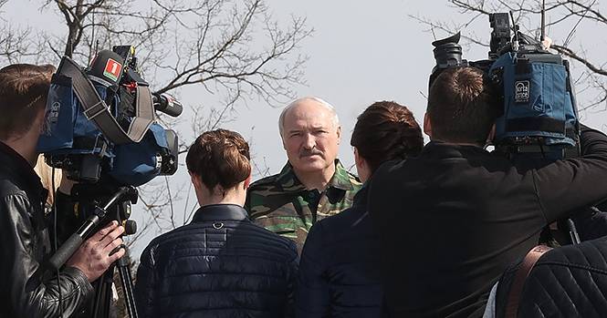 Лукашенко рассказал, что в Куропатах оппозиционеры, "проколовшись" и "нанюхавшись", справляли нужду
