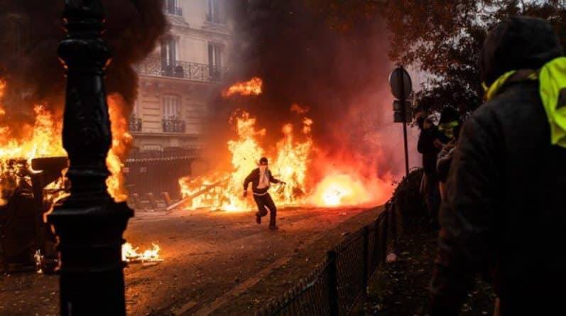 Демонстранты желтые жилеты устроили пожар в центре Парижа