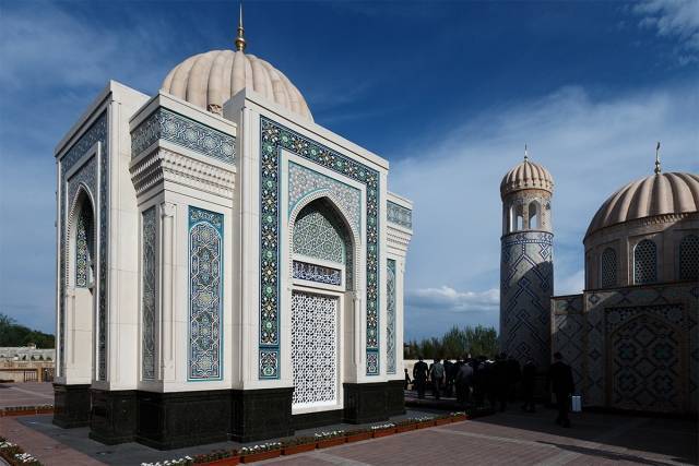 СМИ: президент Кореи не посетил могилу Ислама Каримова при посещении Самарканда, зато открыл созданный им Дом корейской культуры | Вести.UZ
