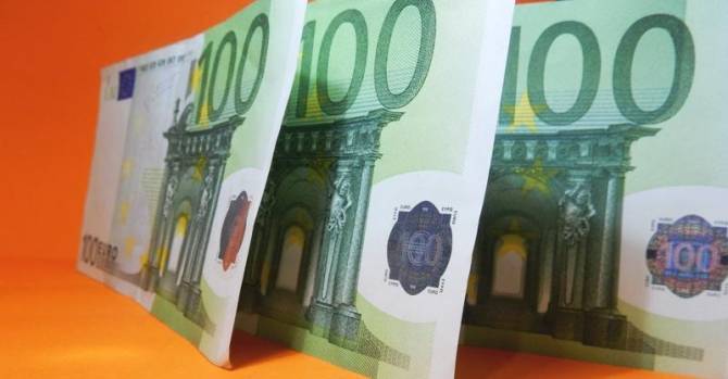 Евро обвалился на минимум за 245 дней в первые минуты торгов на бирже в Минске