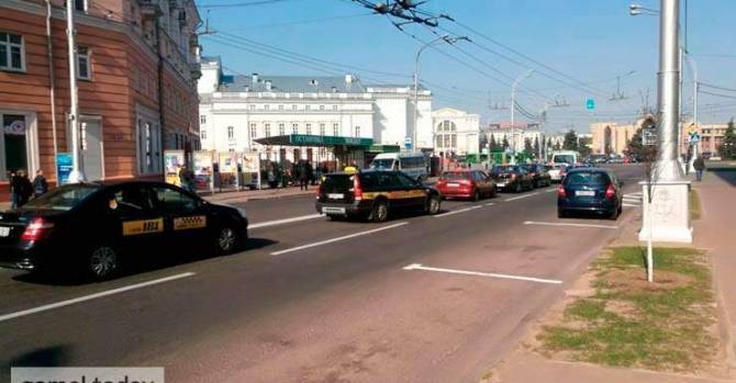 Фотофакт: в Гомеле бастуют таксисты, задерживая движение на центральных улицах