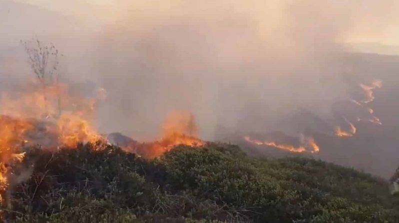 Пожарные сражаются с 2 ужасными пожарами в Илкли Мур, охватившими 50 акров земли - theuk.one - Великобритания