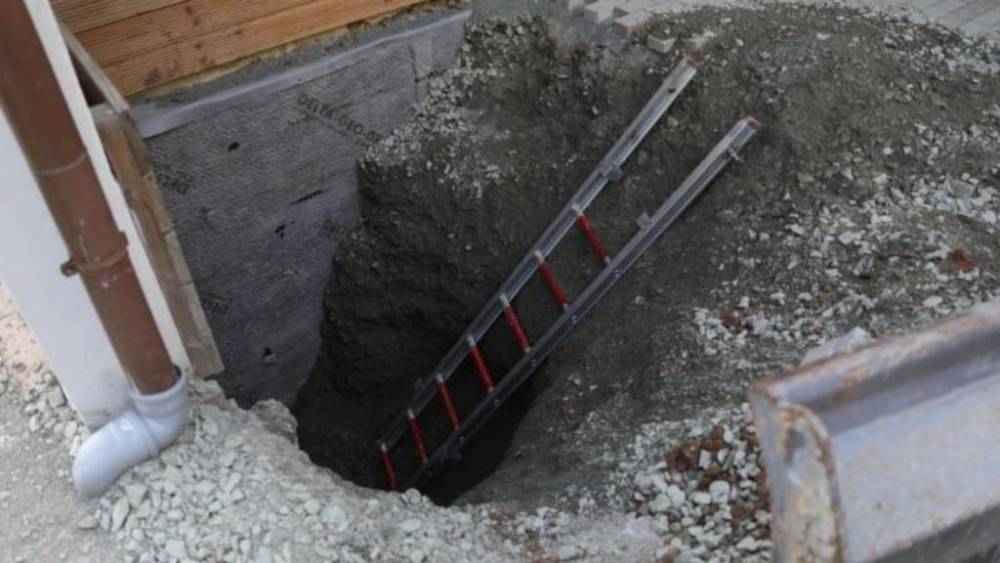 Драма в Рейнланд-Пфальце: годовалый ребенок упал в трехметровую яму