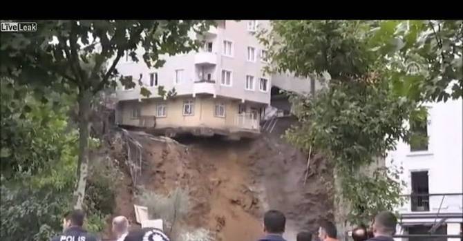 В Турции упала стена строительного котлована. Следом за ней рухнул четырехэтажный жилой дом